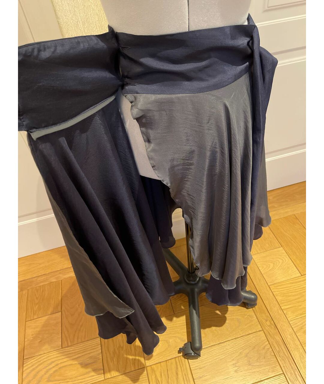 EMPORIO ARMANI Антрацитовая шелковая юбка миди, фото 5