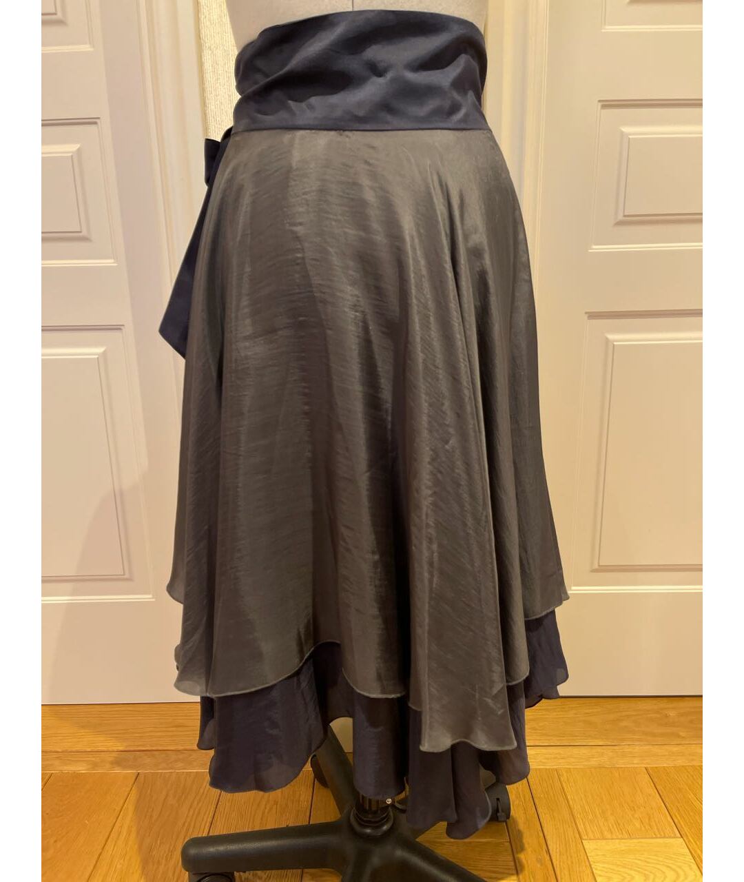 EMPORIO ARMANI Антрацитовая шелковая юбка миди, фото 2