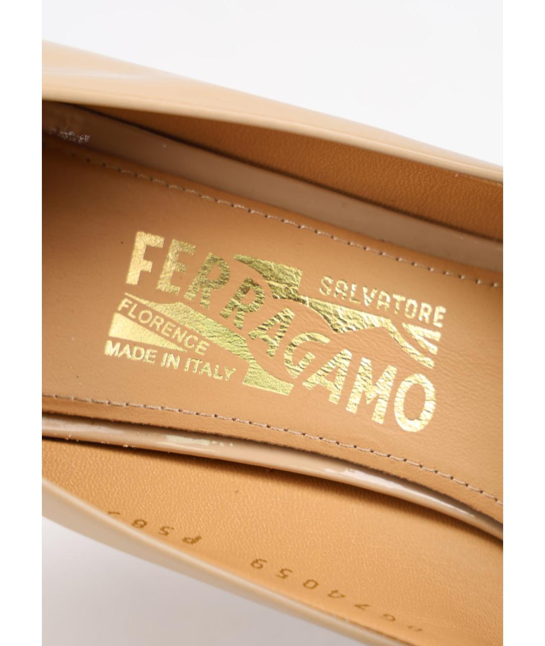 FERRAGAMO Бежевые туфли из лакированной кожи, фото 5