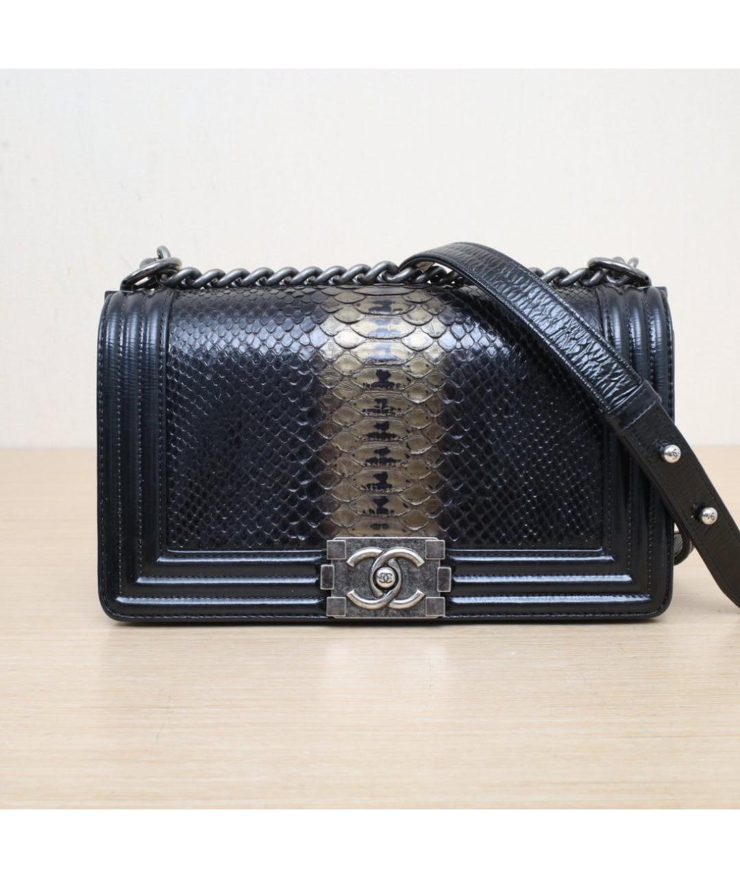 CHANEL Черная сумка через плечо из экзотической кожи, фото 3