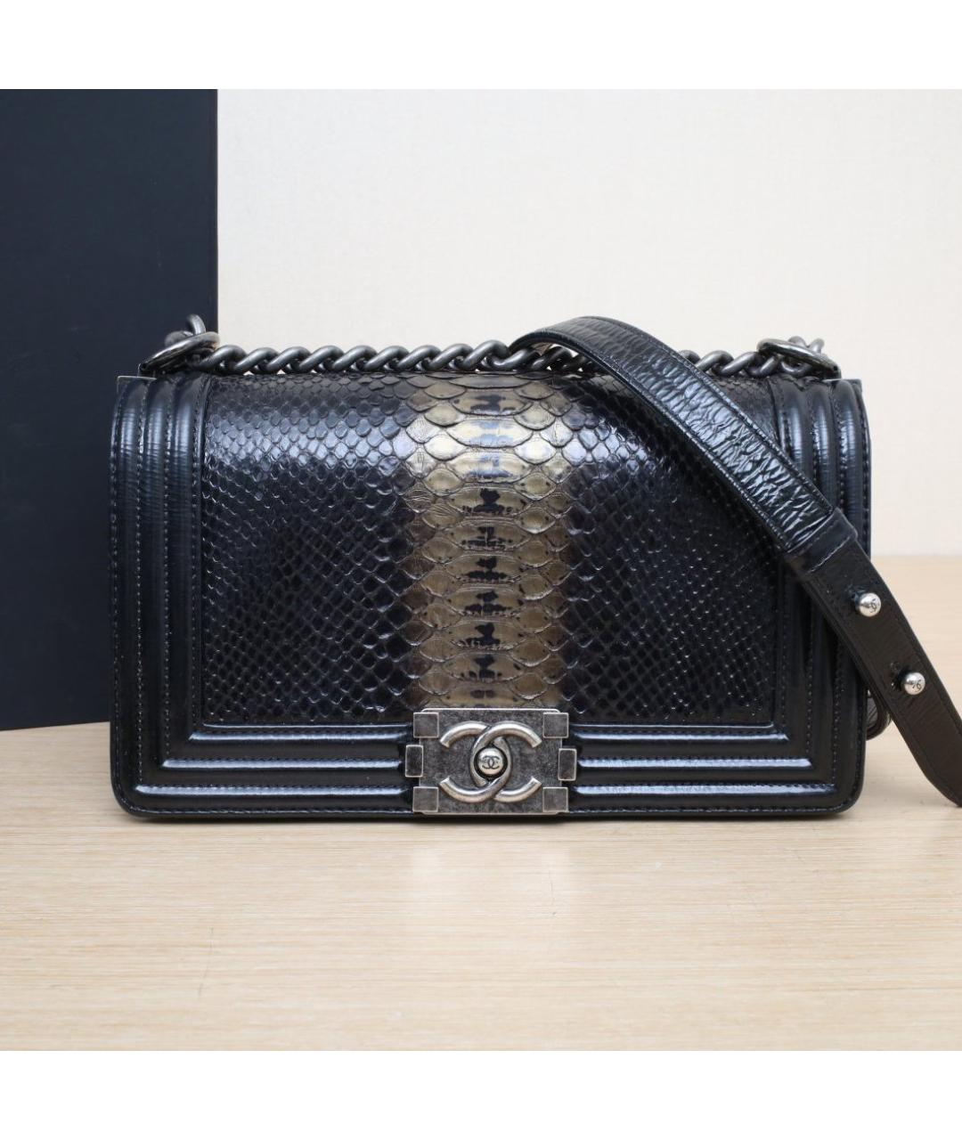 CHANEL Черная сумка через плечо из экзотической кожи, фото 2