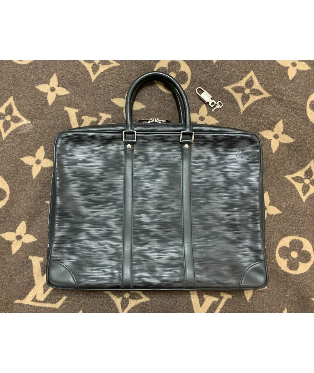 LOUIS VUITTON Черный кожаный портфель, фото 9