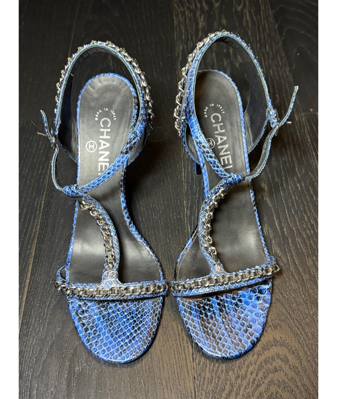 CHANEL Темно-синие босоножки из экзотической кожи, фото 2
