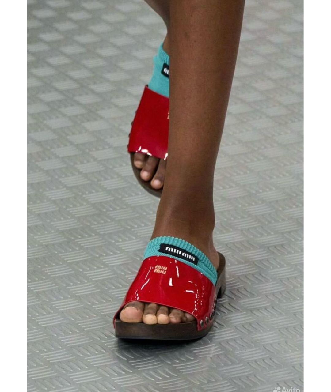 MIU MIU Красные мюли из лакированной кожи, фото 8