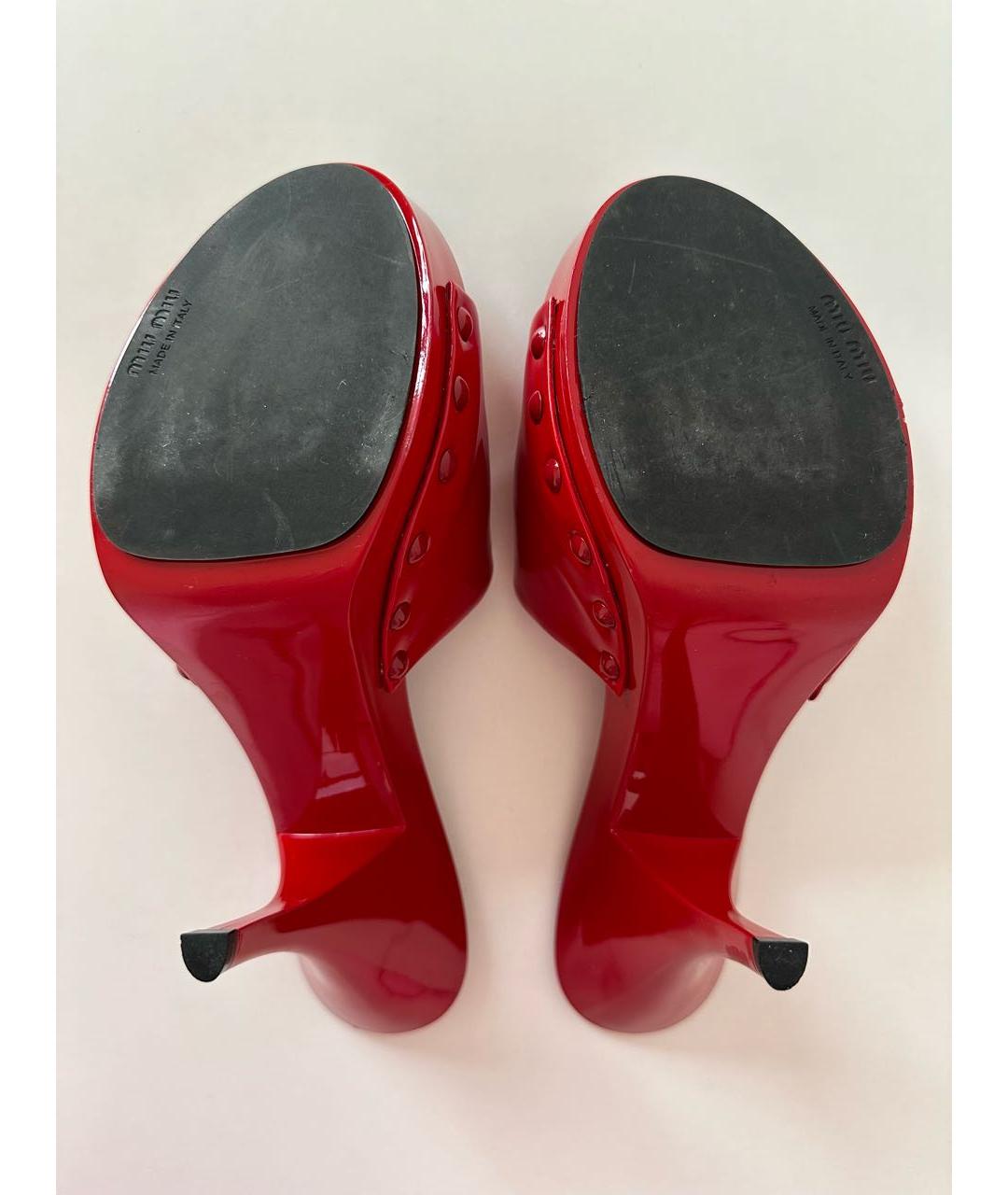 MIU MIU Красные мюли из лакированной кожи, фото 7