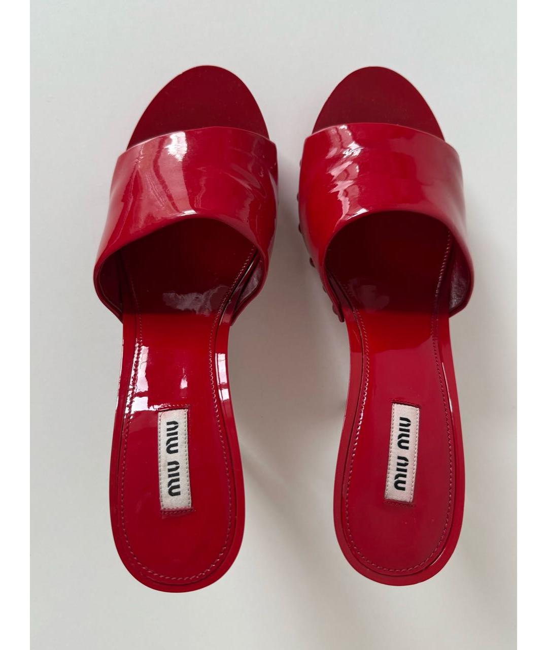 MIU MIU Красные мюли из лакированной кожи, фото 2