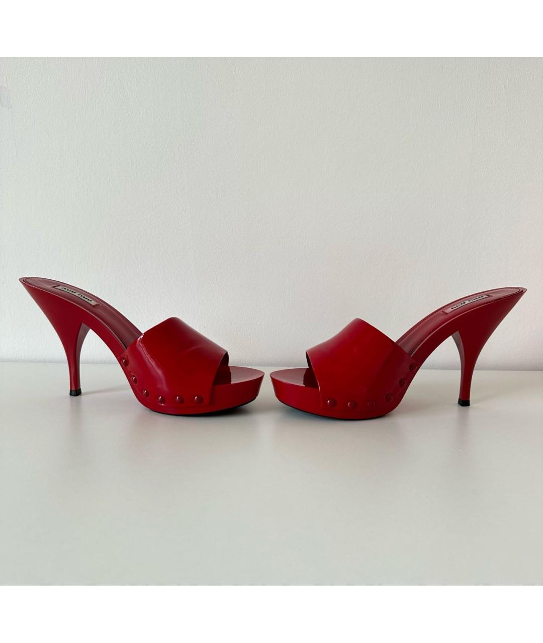 MIU MIU Красные мюли из лакированной кожи, фото 5