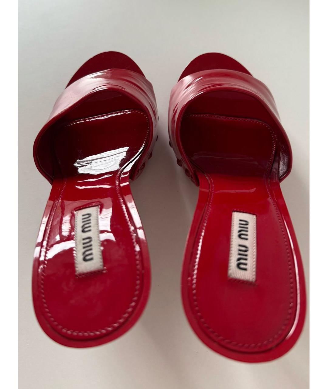 MIU MIU Красные мюли из лакированной кожи, фото 3