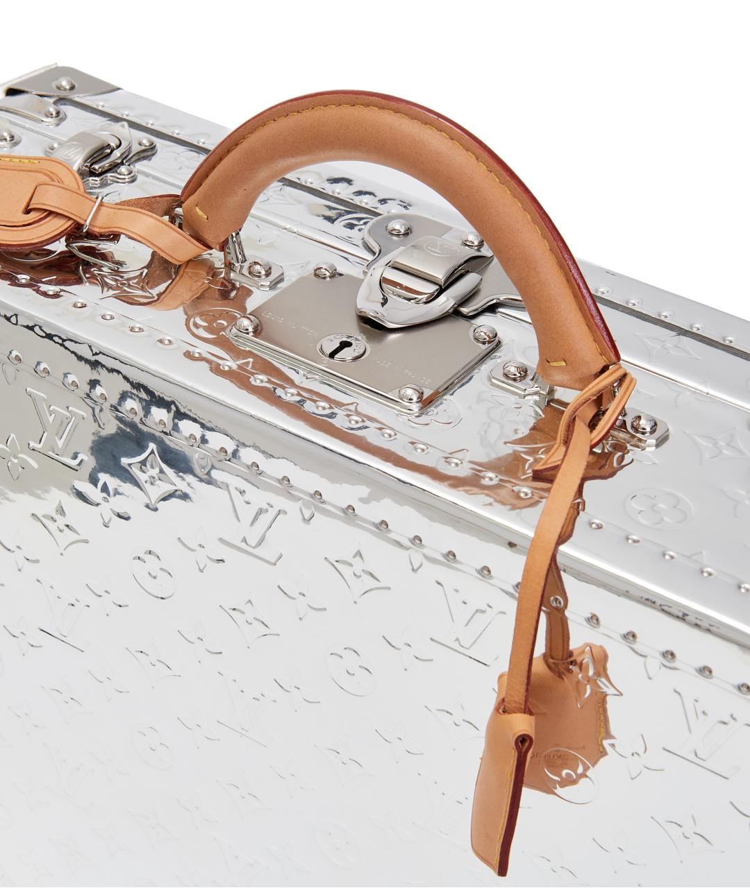 LOUIS VUITTON Серебрянный чемодан из лакированной кожи, фото 4