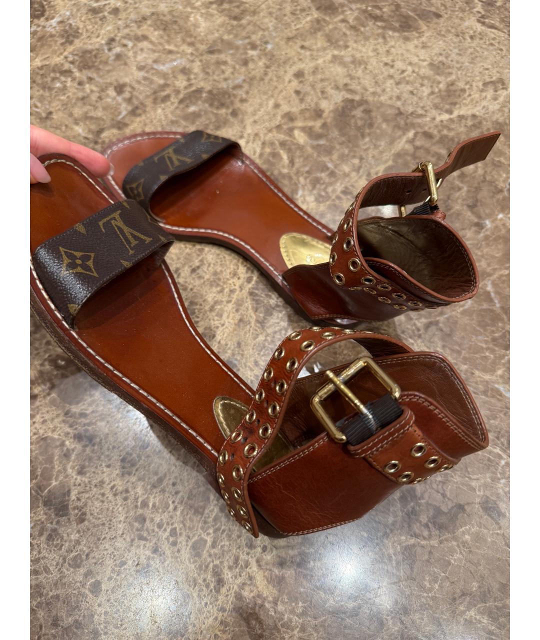 LOUIS VUITTON Коричневые кожаные босоножки, фото 3