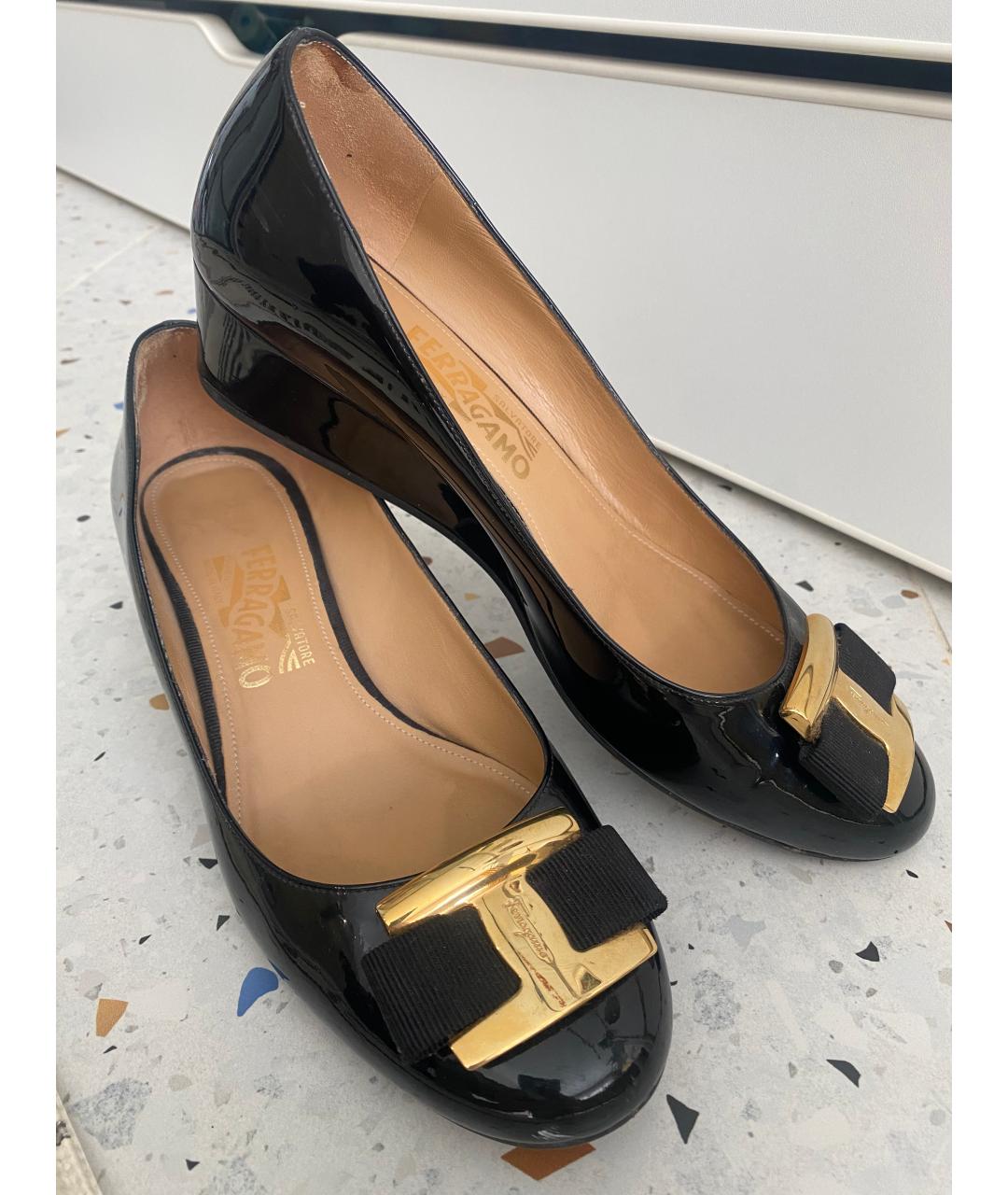 FERRAGAMO Черные туфли из лакированной кожи, фото 2