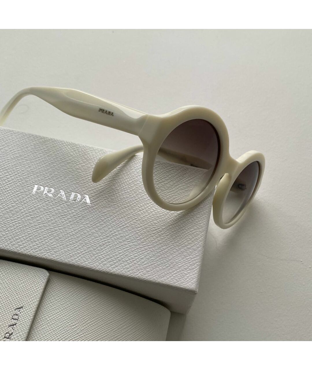 PRADA Бежевые пластиковые солнцезащитные очки, фото 3