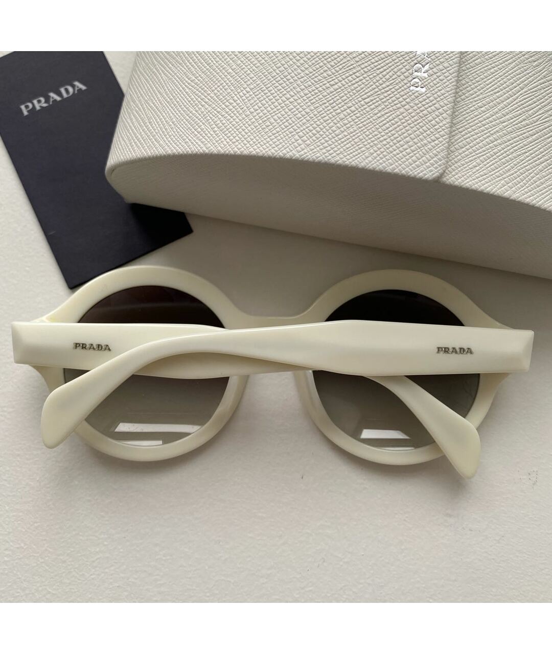 PRADA Бежевые пластиковые солнцезащитные очки, фото 2