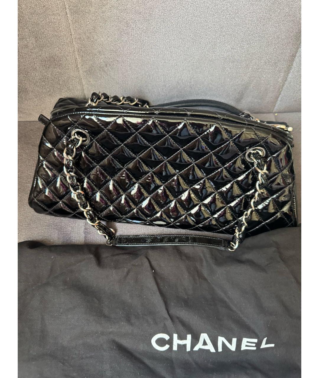 CHANEL Черная сумка с короткими ручками из лакированной кожи, фото 2