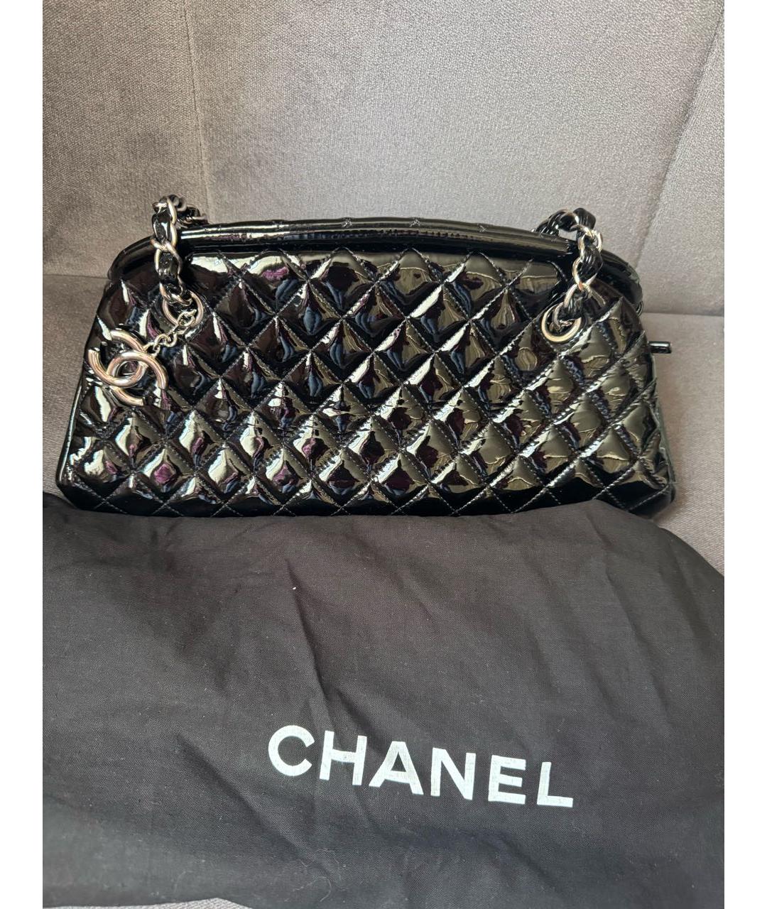 CHANEL Черная сумка с короткими ручками из лакированной кожи, фото 9