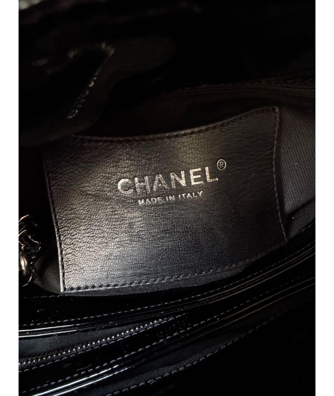 CHANEL Черная сумка с короткими ручками из лакированной кожи, фото 8