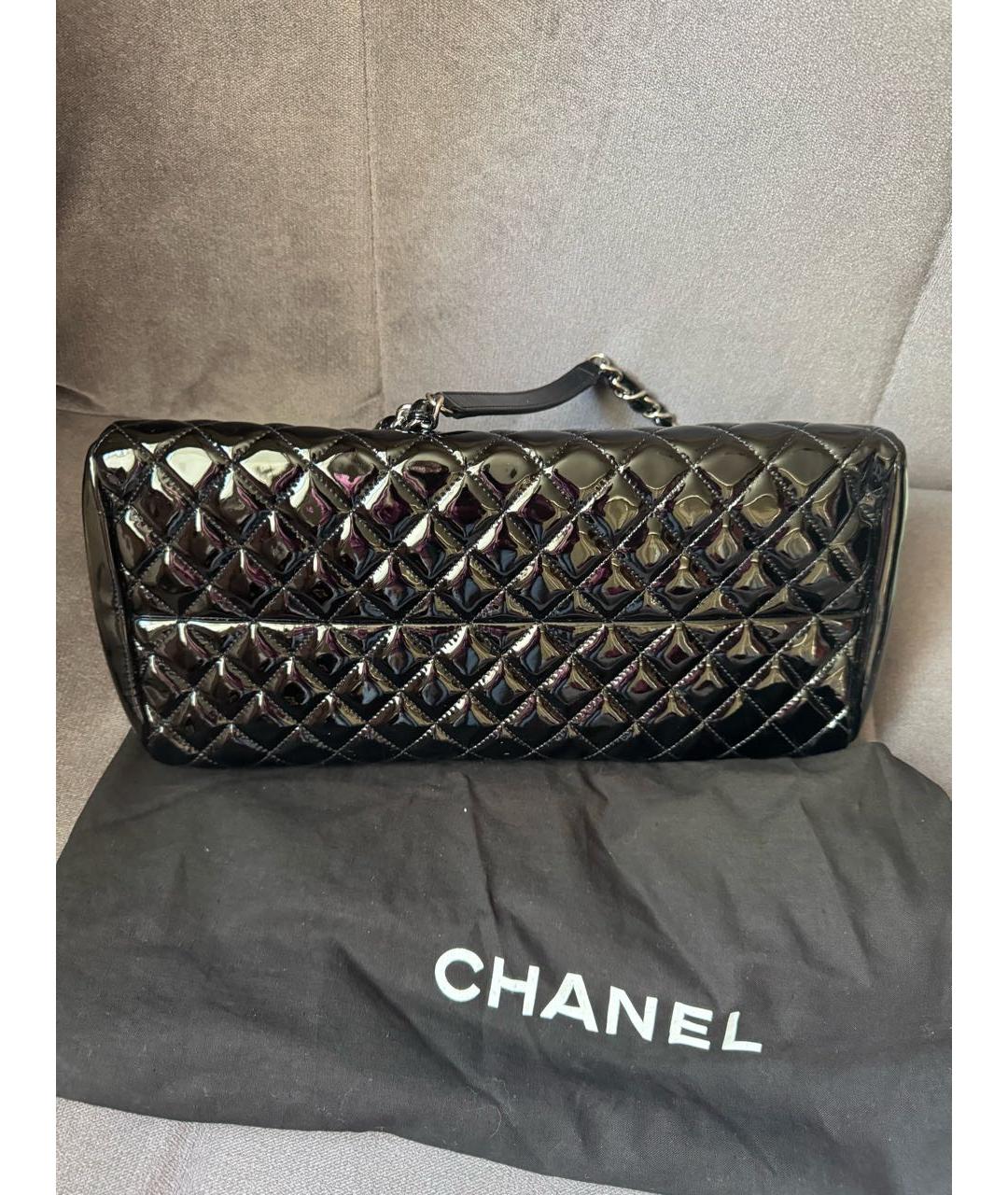 CHANEL Черная сумка с короткими ручками из лакированной кожи, фото 3