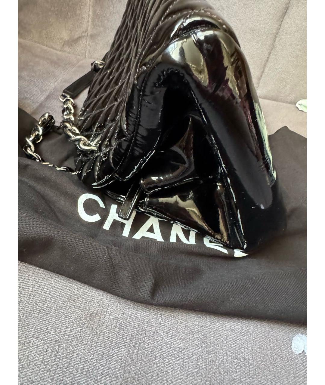 CHANEL Черная сумка с короткими ручками из лакированной кожи, фото 4