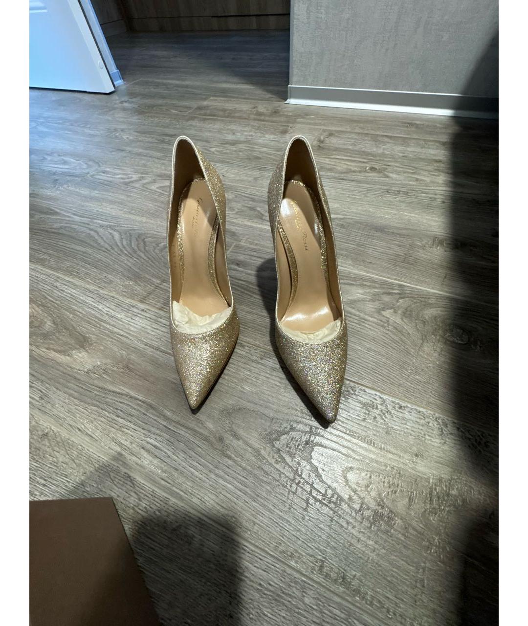 GIANVITO ROSSI Золотые текстильные туфли, фото 2