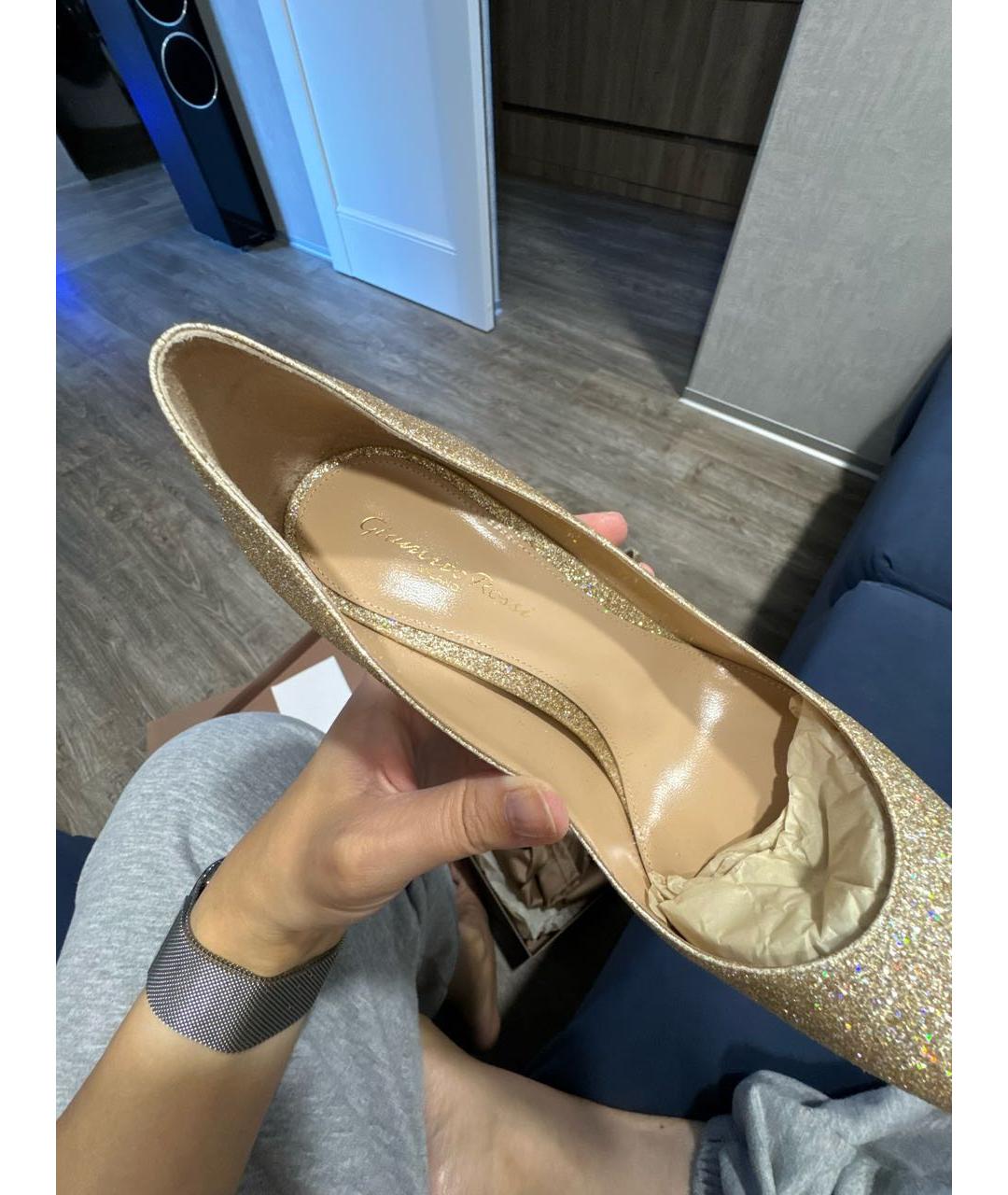 GIANVITO ROSSI Золотые текстильные туфли, фото 5