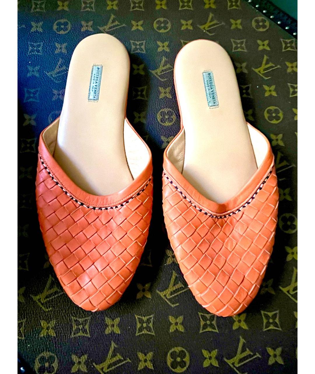 BOTTEGA VENETA Оранжевые кожаные мюли, фото 2