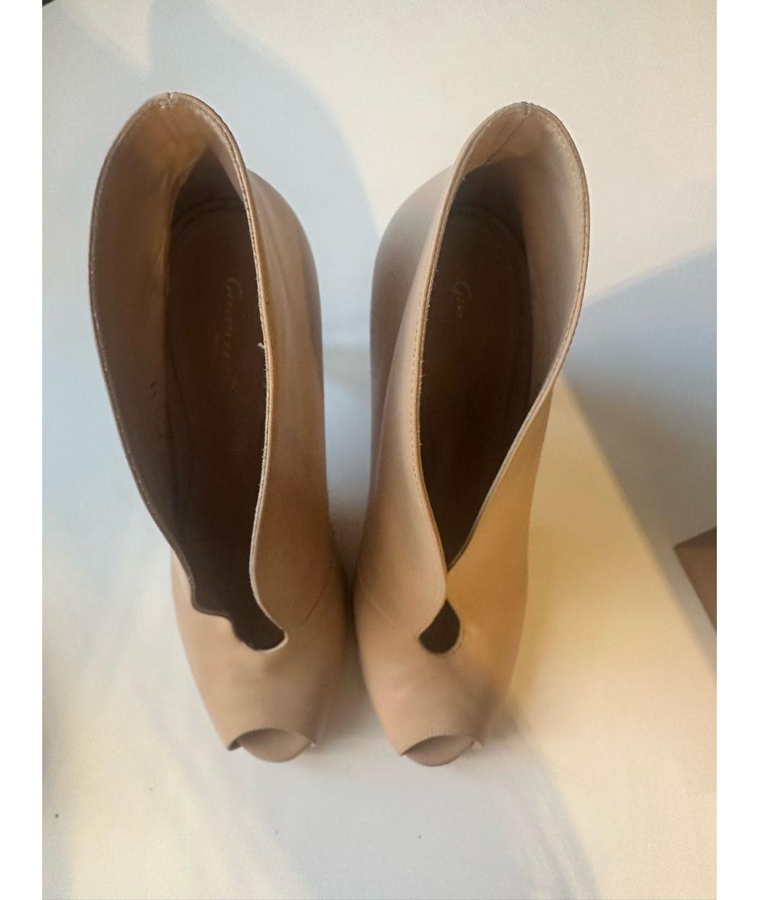 GIANVITO ROSSI Бежевые кожаные ботильоны, фото 3
