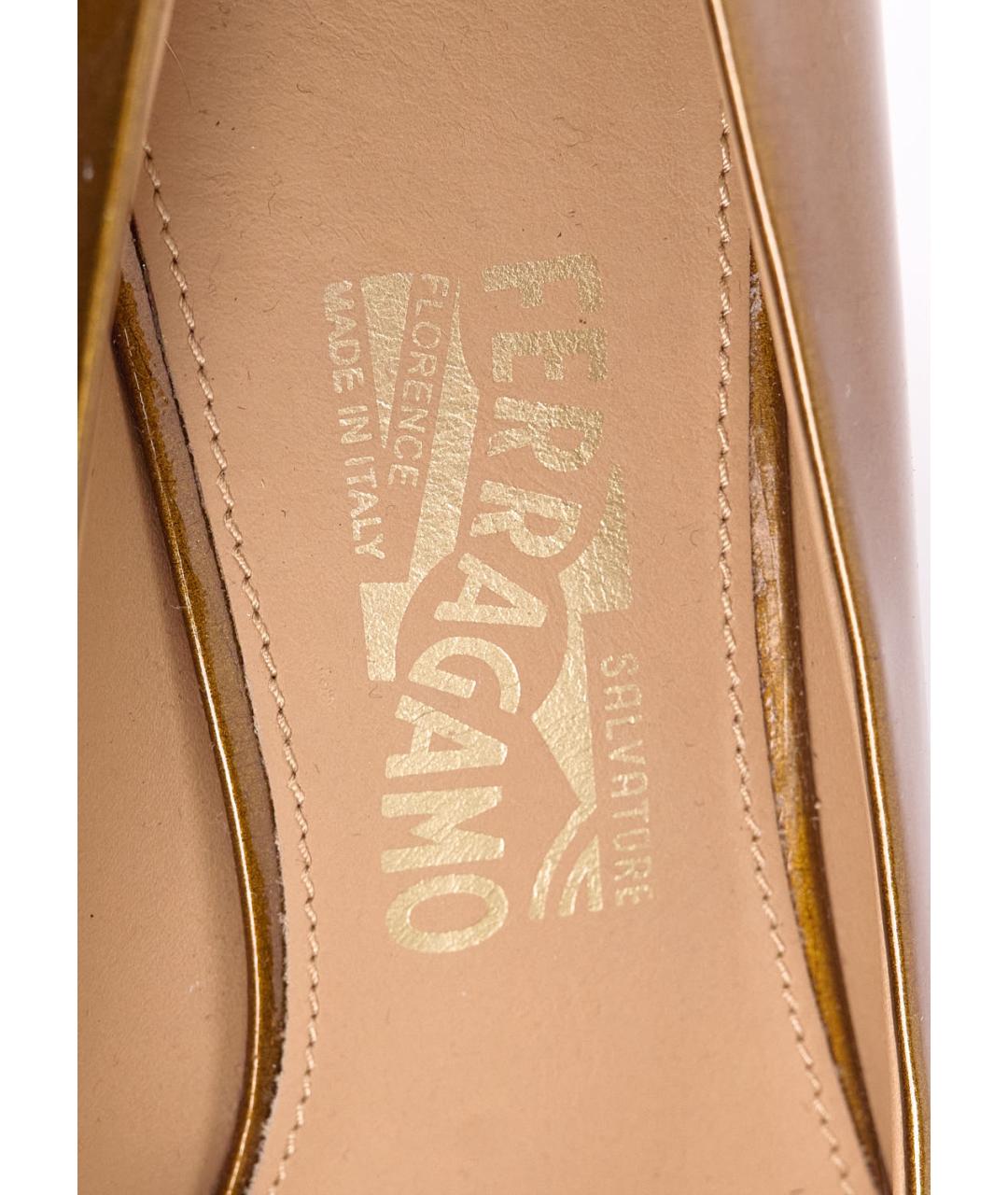 FERRAGAMO Золотые туфли из лакированной кожи, фото 5