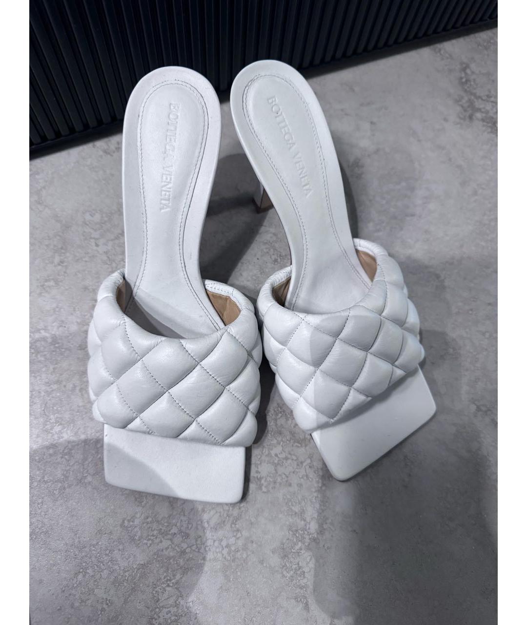 BOTTEGA VENETA Белые кожаные мюли, фото 2