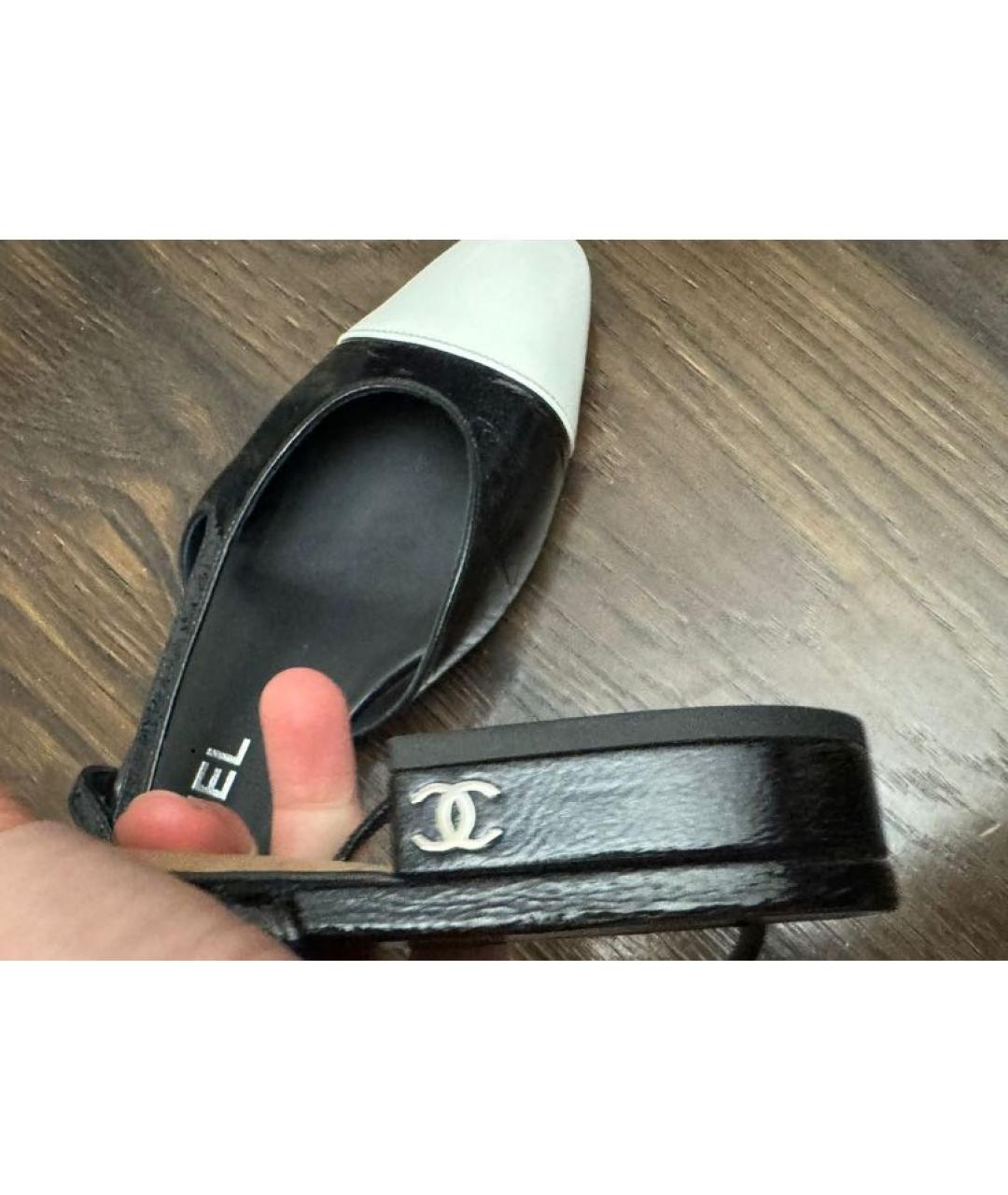 CHANEL Черные лодочки на низком каблуке из лакированной кожи, фото 3