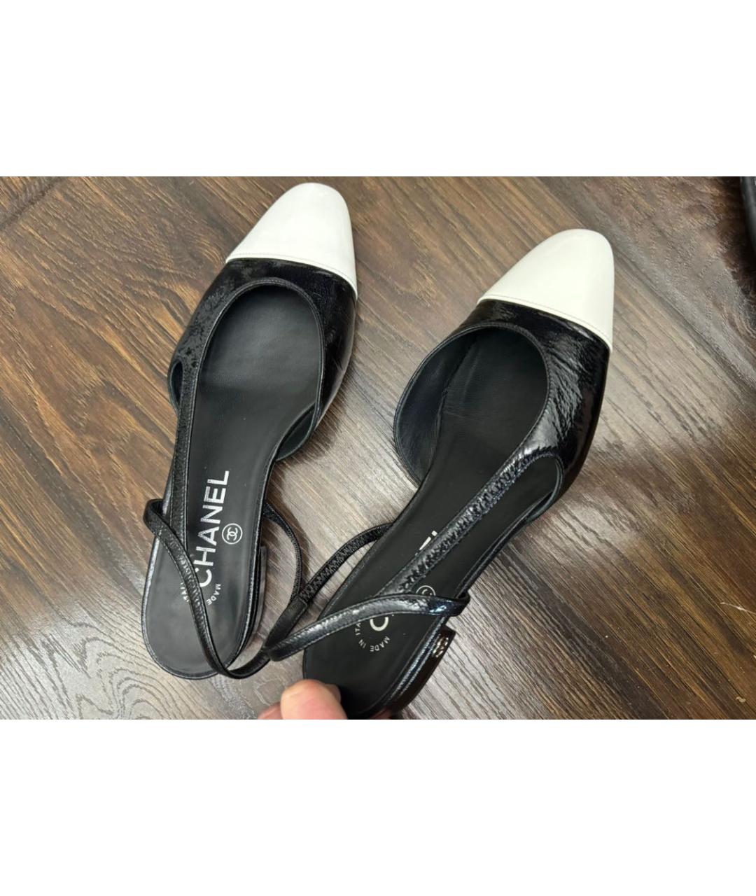 CHANEL Черные лодочки на низком каблуке из лакированной кожи, фото 2