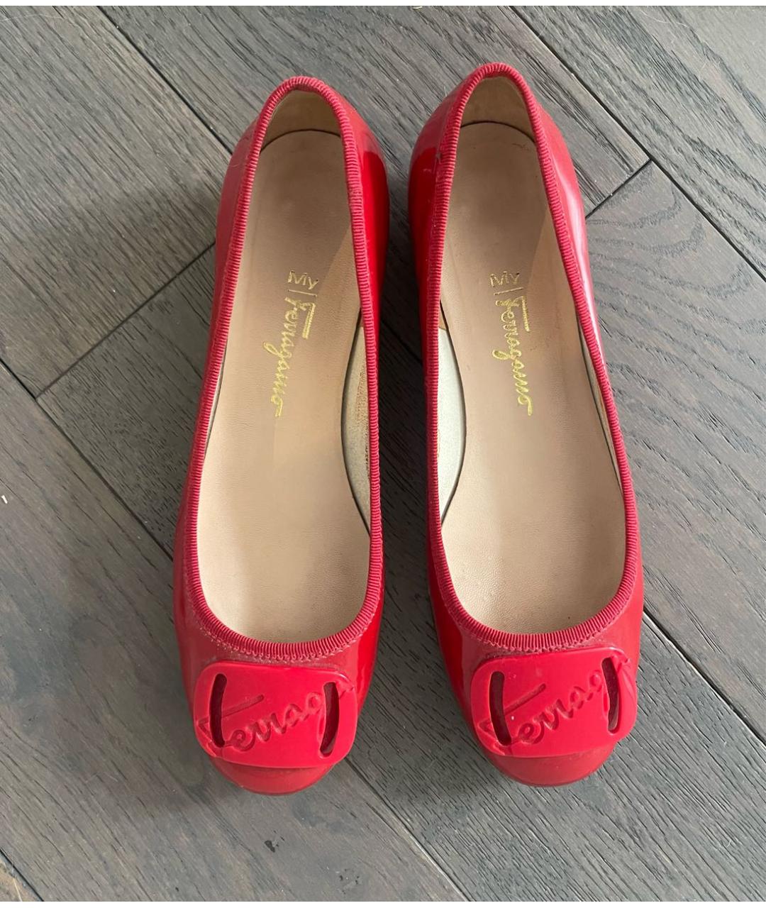 FERRAGAMO Красные кожаные балетки, фото 2