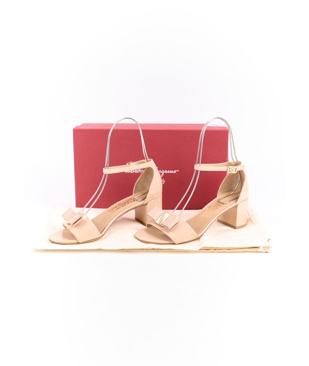 FERRAGAMO Бежевые босоножки из лакированной кожи, фото 6