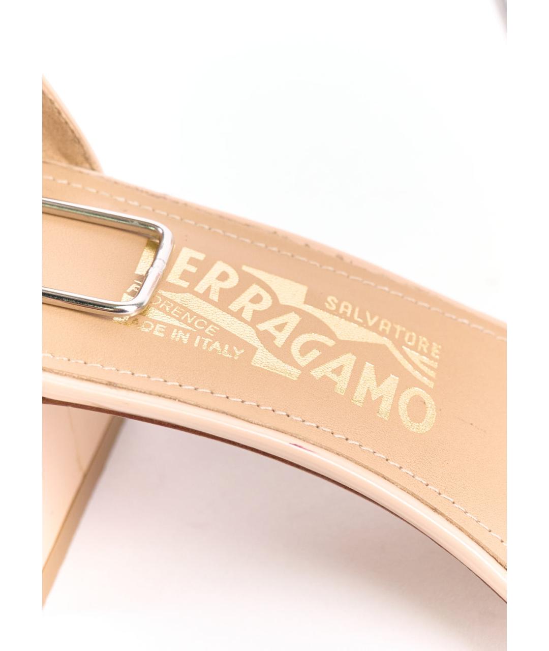 FERRAGAMO Бежевые босоножки из лакированной кожи, фото 5
