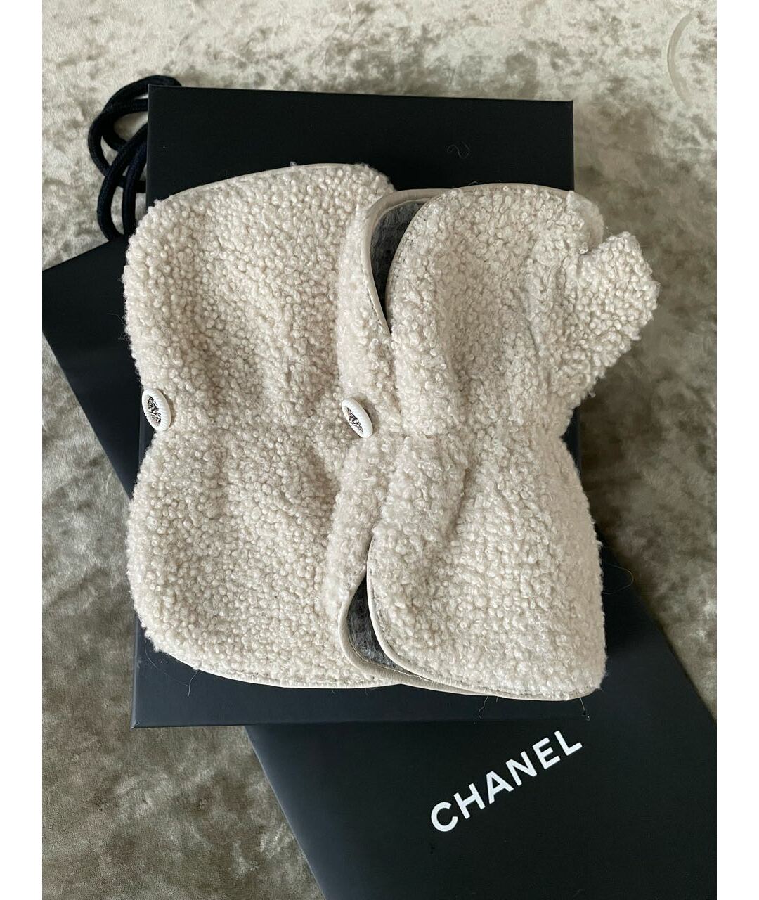 CHANEL PRE-OWNED Бежевые кожаные перчатки, фото 2