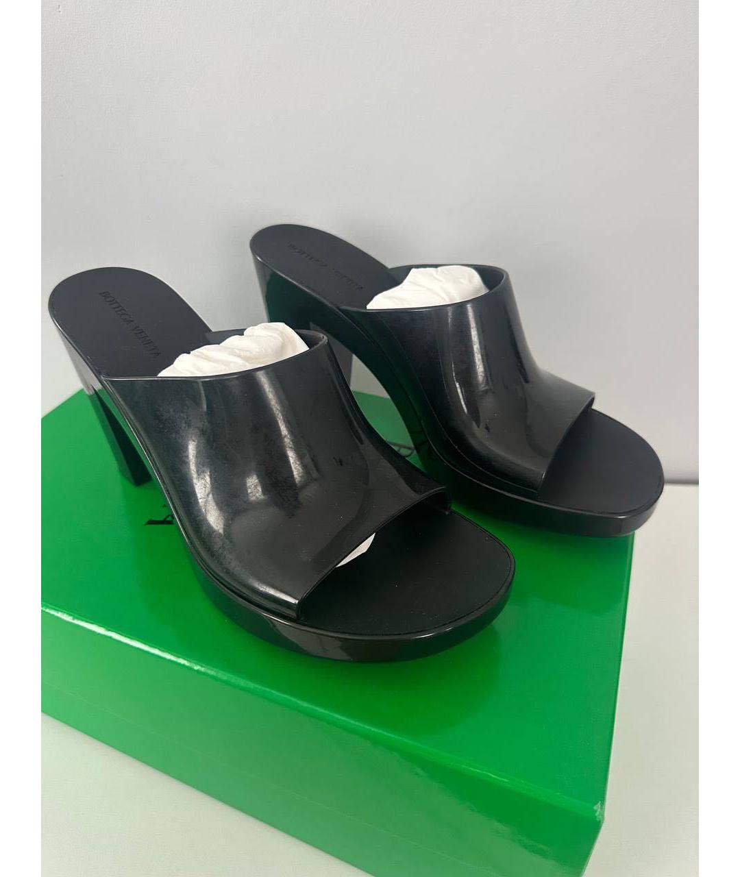 BOTTEGA VENETA Черные резиновые мюли, фото 3