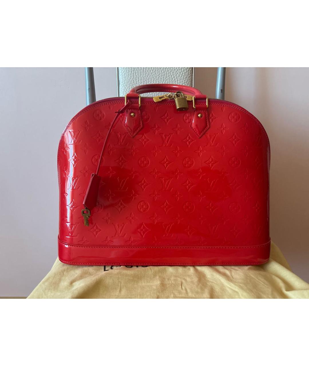 LOUIS VUITTON Красная сумка с короткими ручками из лакированной кожи, фото 2