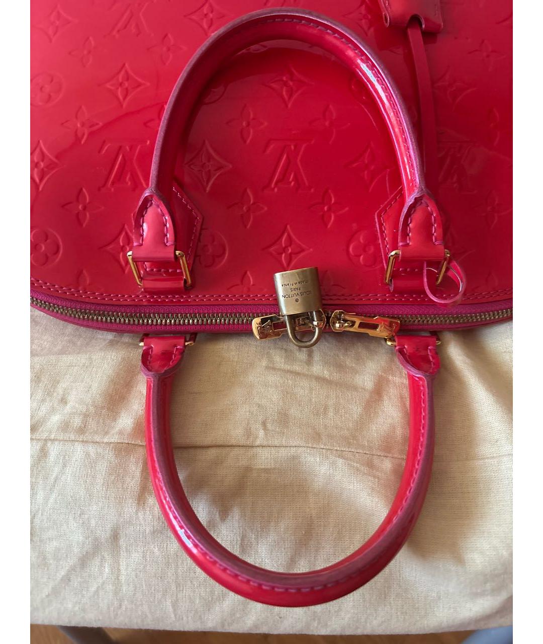 LOUIS VUITTON Красная сумка с короткими ручками из лакированной кожи, фото 4
