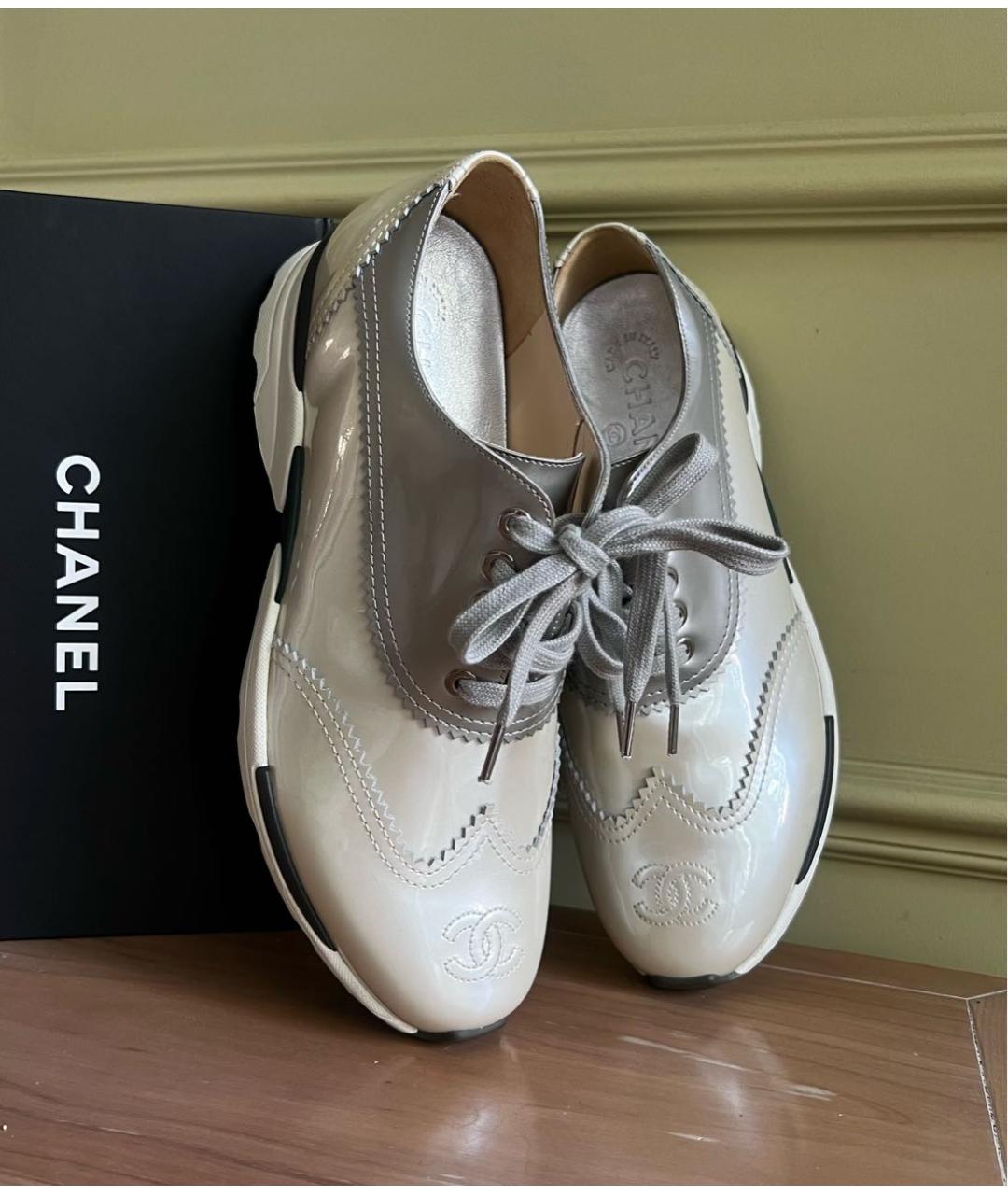 CHANEL Бежевые кроссовки из лакированной кожи, фото 3
