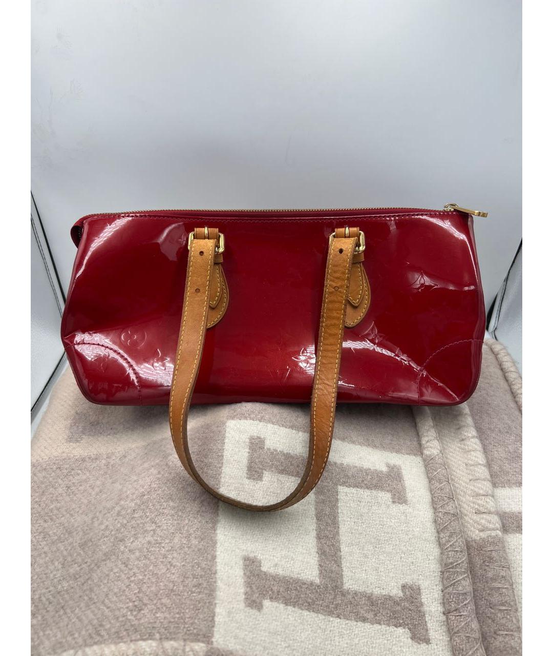 LOUIS VUITTON Красная сумка с короткими ручками из лакированной кожи, фото 2