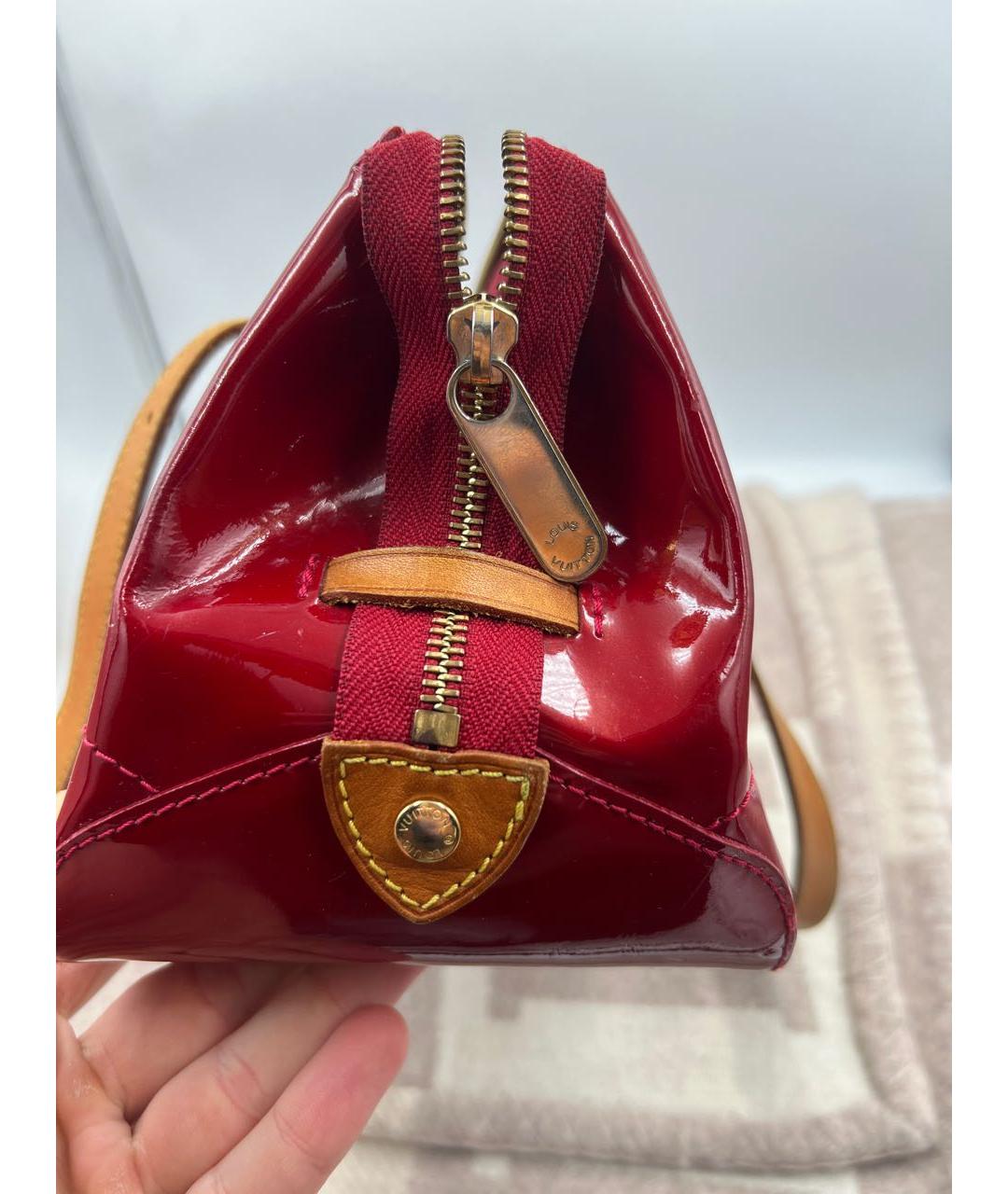 LOUIS VUITTON Красная сумка с короткими ручками из лакированной кожи, фото 5