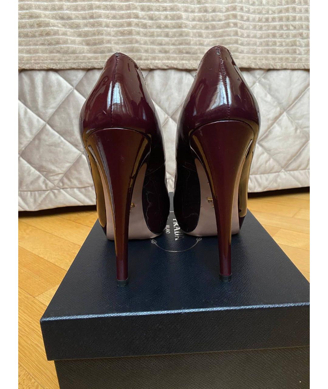PRADA Бордовые туфли из лакированной кожи, фото 4