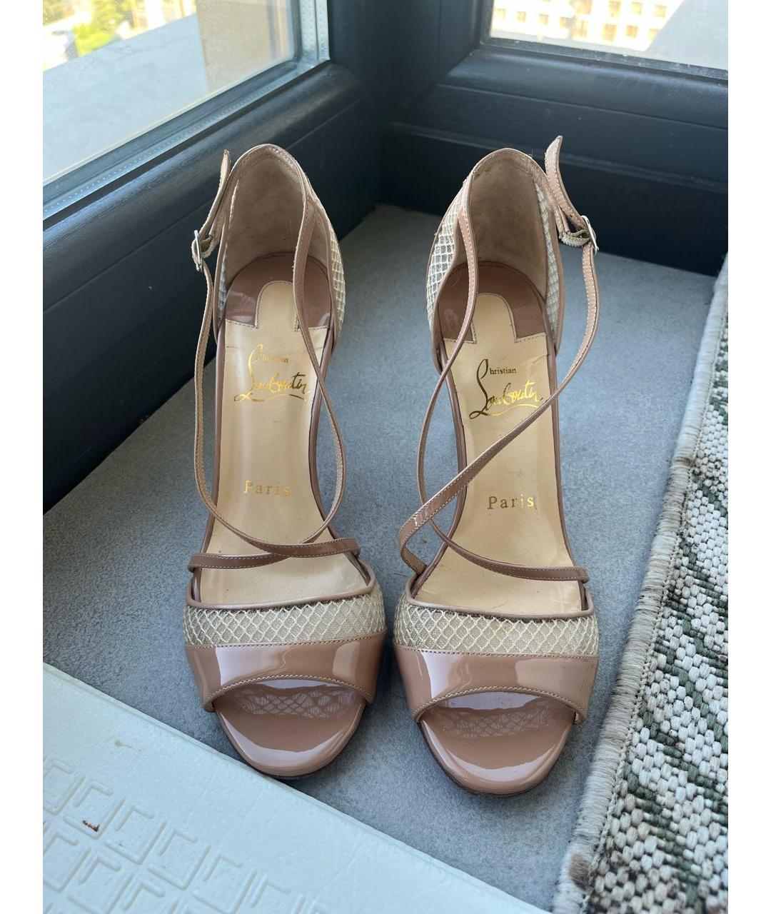CHRISTIAN LOUBOUTIN Бежевые босоножки из лакированной кожи, фото 3