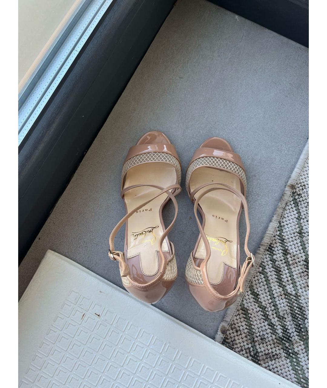 CHRISTIAN LOUBOUTIN Бежевые босоножки из лакированной кожи, фото 4