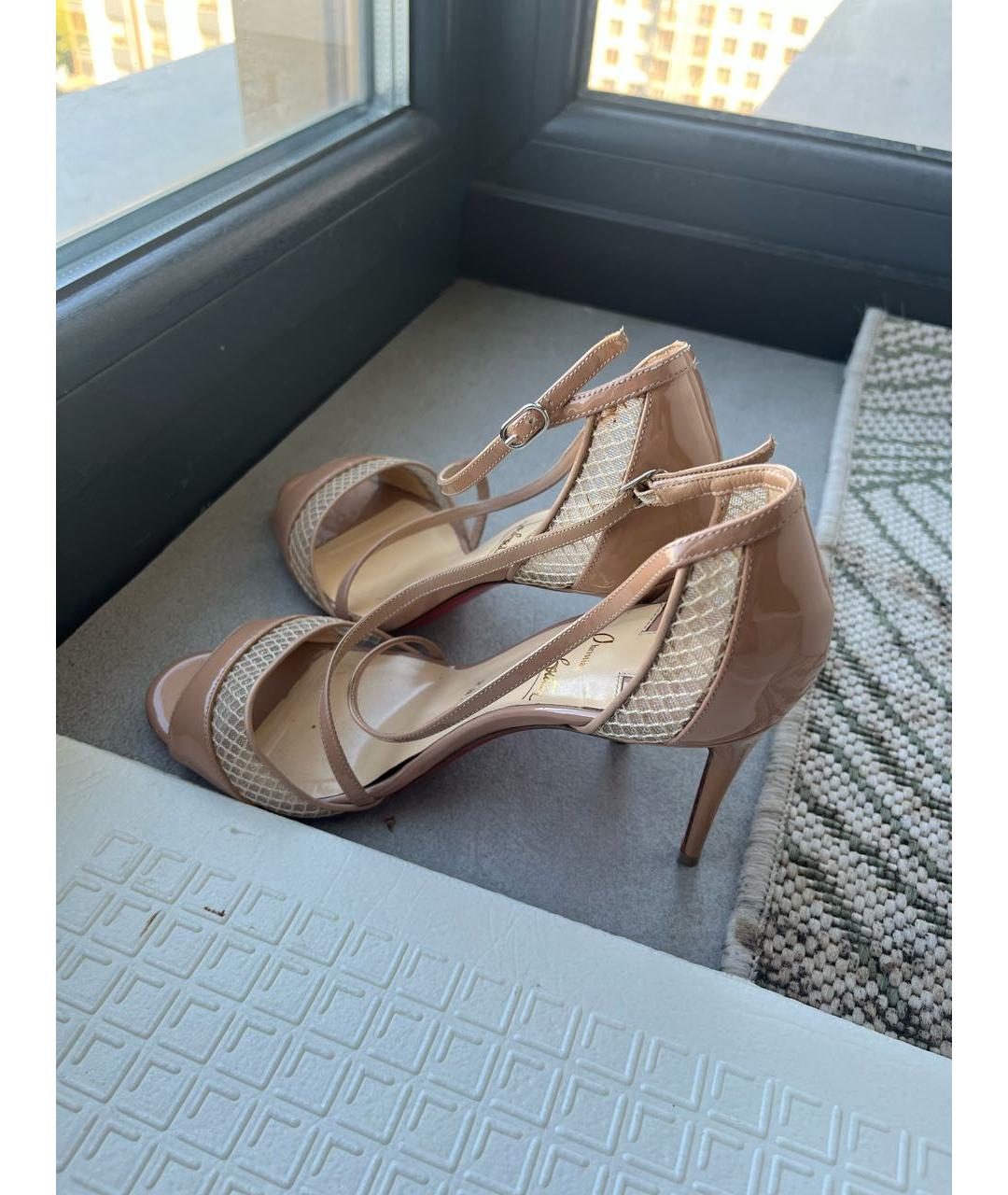 CHRISTIAN LOUBOUTIN Бежевые босоножки из лакированной кожи, фото 5