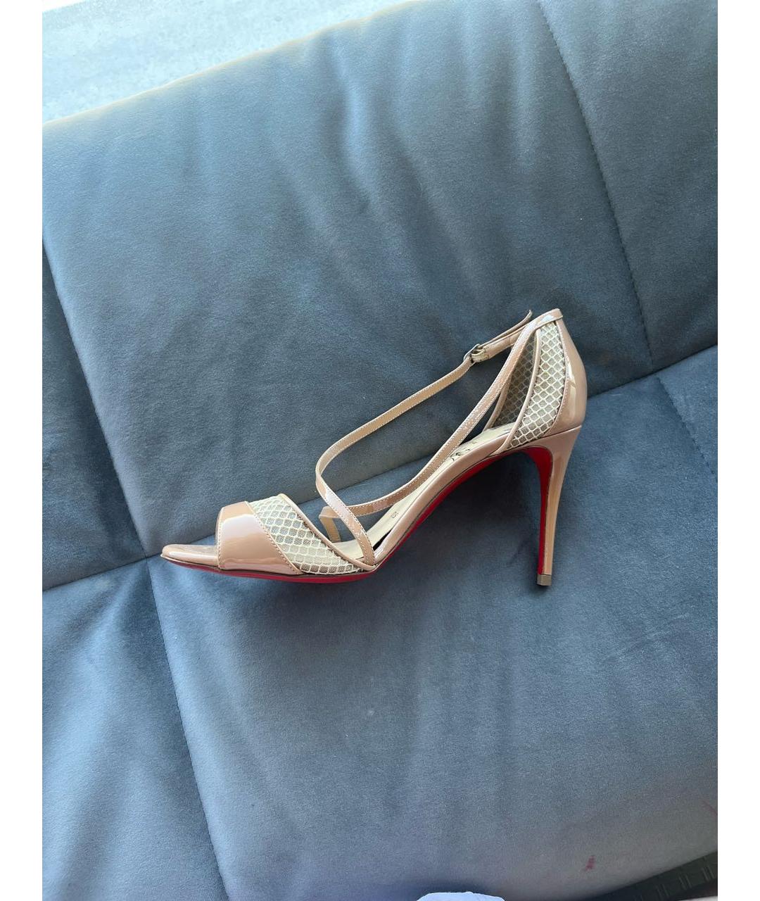 CHRISTIAN LOUBOUTIN Бежевые босоножки из лакированной кожи, фото 2