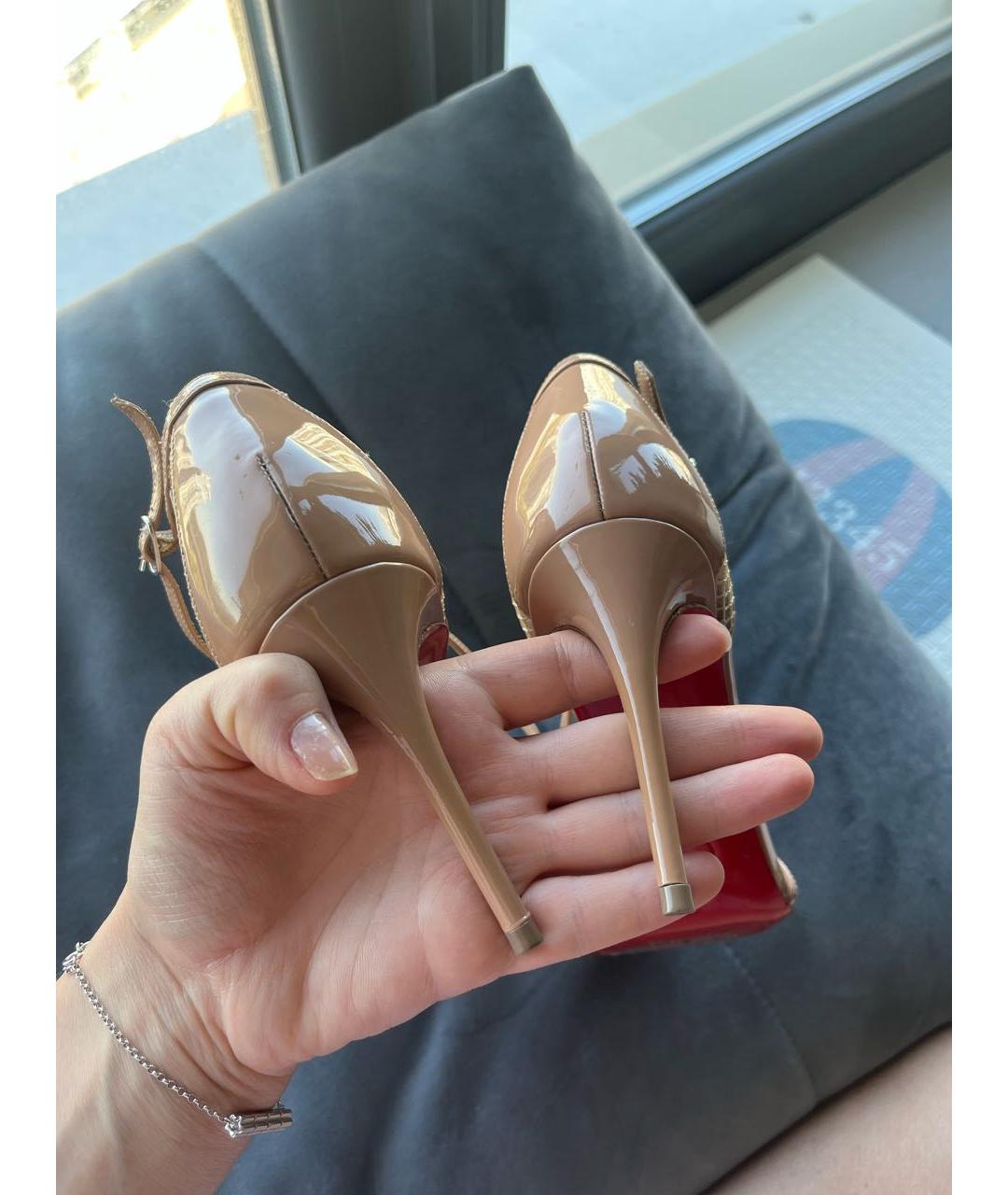 CHRISTIAN LOUBOUTIN Бежевые босоножки из лакированной кожи, фото 7
