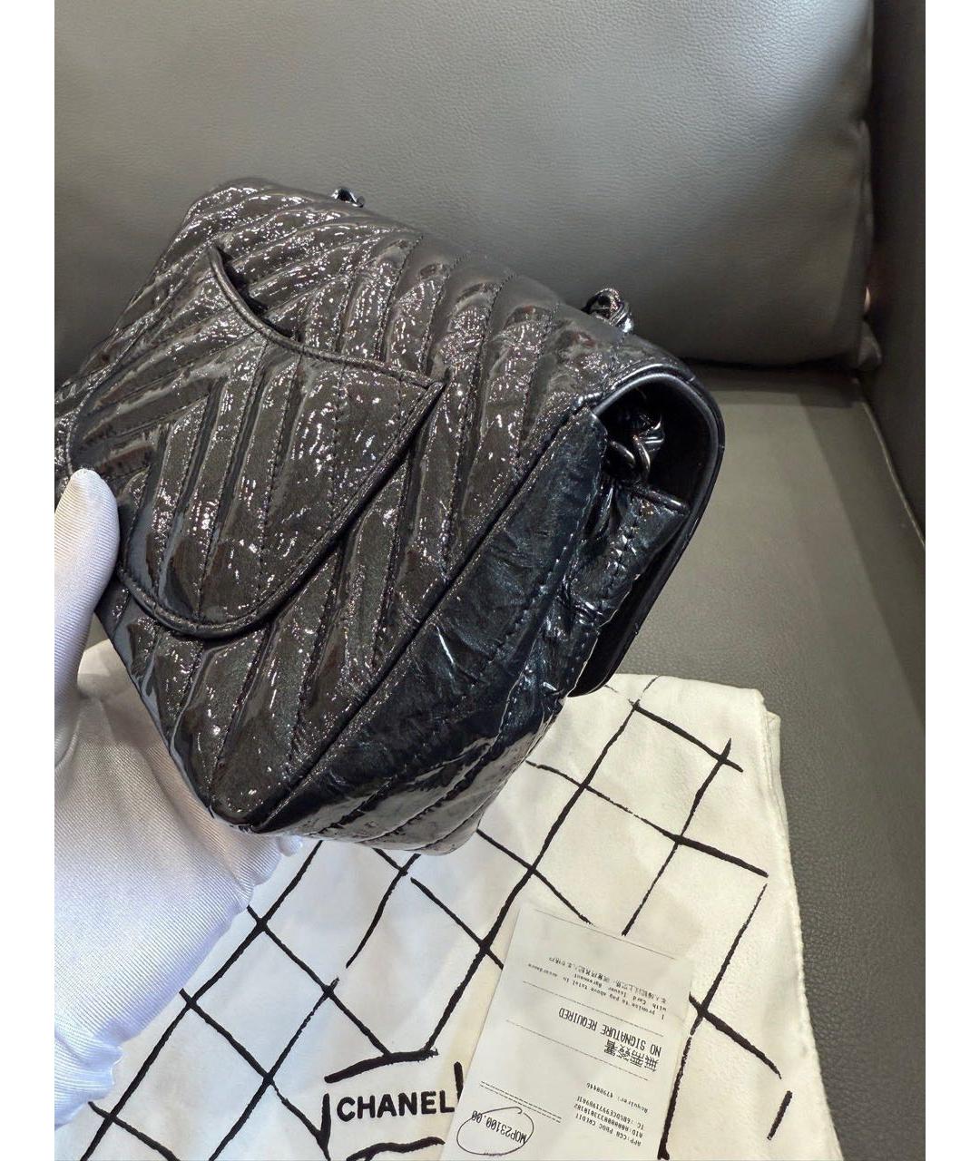CHANEL Черная сумка через плечо из лакированной кожи, фото 6