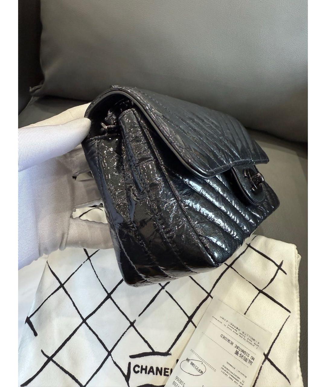 CHANEL Черная сумка через плечо из лакированной кожи, фото 2