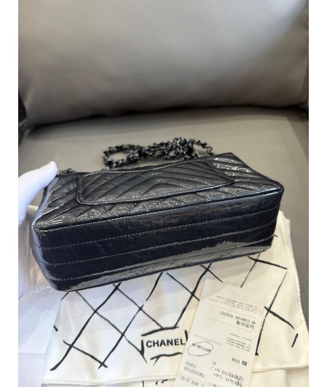 CHANEL Черная сумка через плечо из лакированной кожи, фото 5