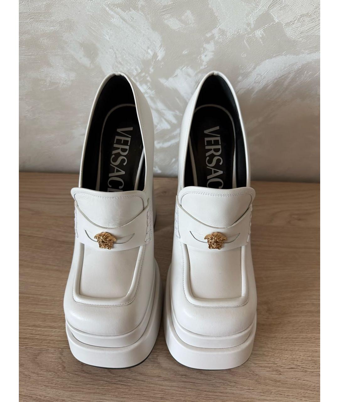 VERSACE Белые кожаные туфли, фото 2